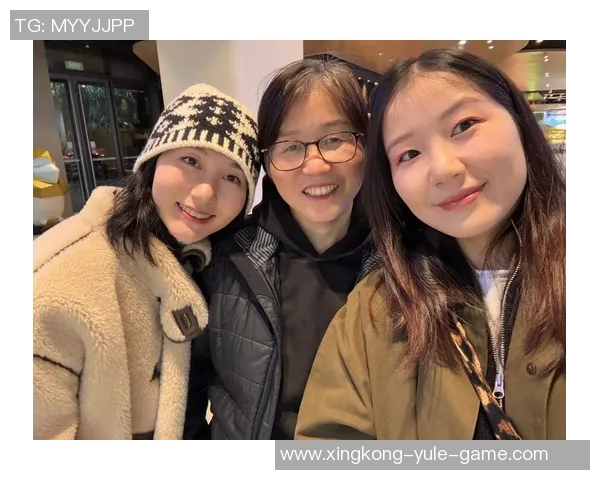 幸福满满的一家人库嫂分享全家福照甜蜜瞬间温馨满溢 幸福满满的一家人库嫂分享全家福照甜蜜瞬间温馨满溢